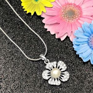 🌼 Dainty Pearl Rhinestone Daisy Flower Silver Charm Necklace